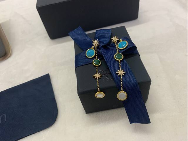 Apm Monaco MéTéOrites吊坠耳钉金黄色优雅清新耳饰。