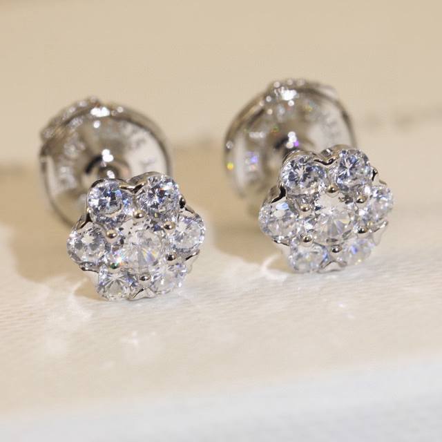 纯银花朵耳钉Vca花朵耳钉S925纯银材质 带Logo电镀18K白金 配飞碟耳塞美到窒息的繁花耳钉 Vca Earrings 超级无敌赞的一款自留款，姐姐妹妹都