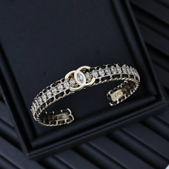 Chanel 经典马眼羊皮手镯 小羊皮跟马眼钻钻的碰撞，不要太美腻精致小物件必备 一年四季都可配戴细节中提升衣品 提升质感 优雅气质时髦精收藏款 日常通勤精致