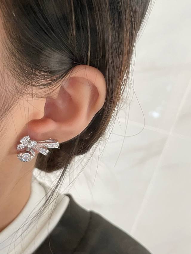 V金材质 香奈儿5字蝴蝶结耳钉。5字蝴蝶结耳钉的浪漫，是把星光揉进了指尖的温柔 将香奈儿的法式优雅与少女干蝴蝶结结合，甜酷兼具，日常搭配或正式场合佩戴都能成为点