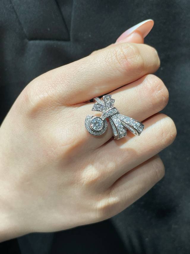 V金材质 香奈儿5字蝴蝶结戒指 码数678。5字蝴蝶结钻戒的浪漫，是把星光揉进了指尖的温柔 将香奈儿的法式优雅与少女干蝴蝶结结合，甜酷兼具，日常搭配或正式场合佩