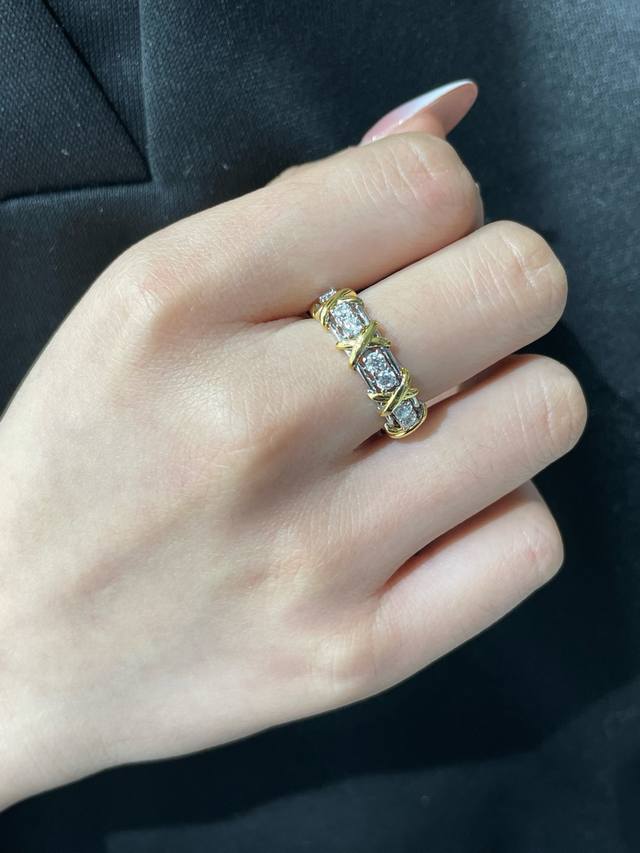 V金材质 码数56789 蒂芙尼经典款交叉分色戒指 呈现 优雅中带着甜美的一款精选 进口电镀厚金 高端奢华大气