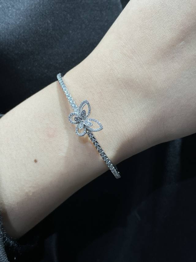 V金材质 格拉夫单蝴蝶手镯珠宝采用最顶尖的 锆石 栩栩如生，精工的切割高端定制镶嵌高碳钻 Bling Bling 雍容的设计，奢华高贵，佩戴舒适 大方漂亮