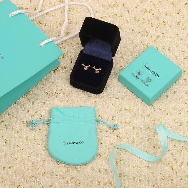 205254 我们出品 微笑带钻耳钉 Zp20 400+ 可订做真金真钻，只做对版Zp真金货，pk市面各种金货量大咨询客Fu 字母鲜明的几何线条，精致呈现 Ti