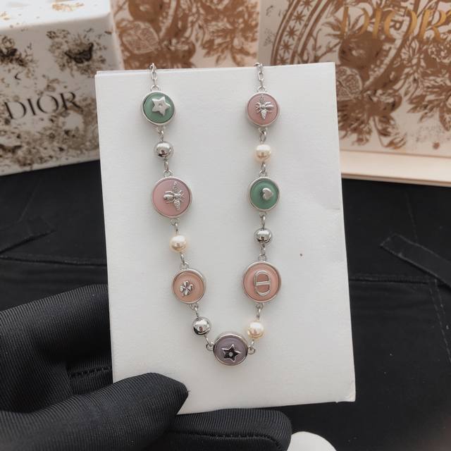 编号Dxl0258 Dio*最新款粉色蜜蜂项链 一致Zp黄铜材质