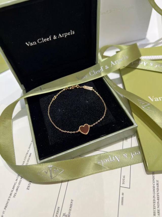 V金镀咪金梵克雅宝红玉髓爱心手链 V金制作 玫瑰金 四叶草的寄语中 四叶草是爱情、幸运、真爱 是健康的象征，日常百搭款！