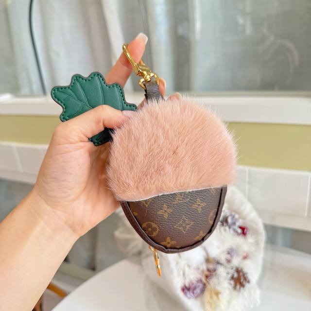 Lv 栗子 柑橘 零钱包 包挂件 包配饰 钥匙扣 两款现货独家供应 材质采用进口整张水貂毛 冬季暖绒绒挂件