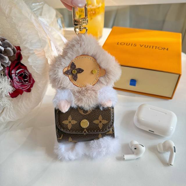 Vivienne 包挂饰 Lv 薇薇安 耳机包 收纳包挂件 配饰 包配件 Cuddle Vivienne 包饰选用柔软织物与细腻皮革，令品牌吉祥物化身可爱毛绒玩