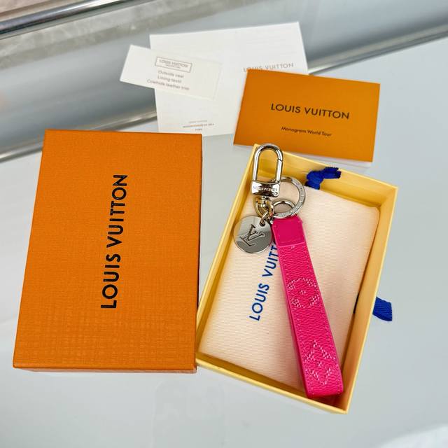 新品 M03440 皮条钥匙扣 Lv 钥匙扣 包挂件 Lv Slim Dragonne 包饰与钥匙扣的莹泽金属件和 Monogram Heritage 印花帆布