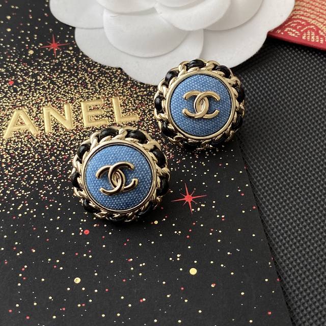 香 皮穿牛仔圆形耳钉 26早春最新款绝美系列！老规矩先买先得浅金搭配蓝色牛仔，布面纹路质感超赞时尚达人收割机上耳实在太精美了，纯手工穿皮，链条搭配设计，且五金工