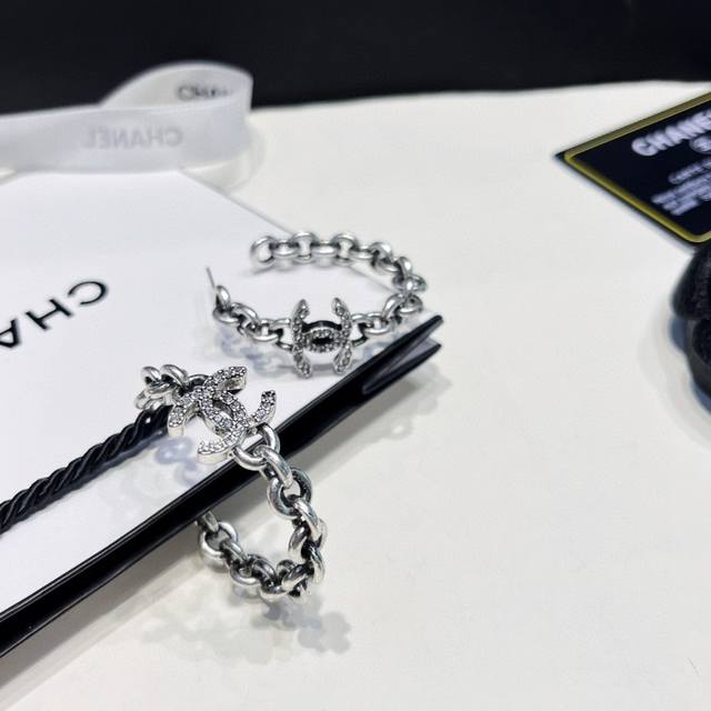 Chanel 双C枪黑双圆环耳环 26A高级手工坊系列，整个系列都要入，火到炸裂，美到窒息，不买真心对不起自己非常有高级感的一款耳钉，上边用了施华洛世奇水晶，珠