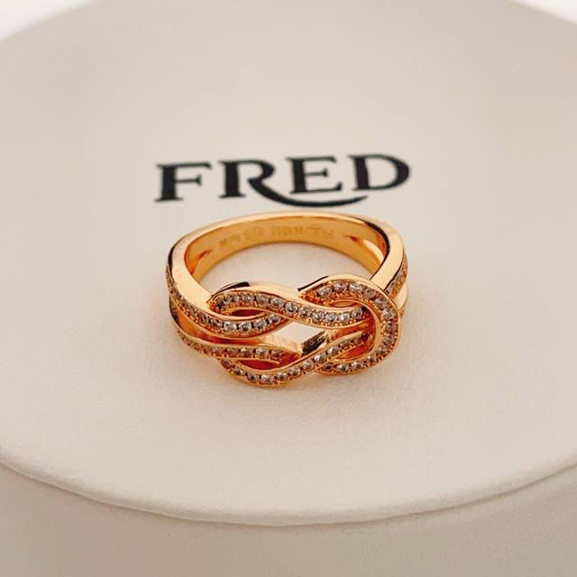 Fj002 尺寸码数6，7，8 Frde最新款玫瑰金镶钻马蹄扣戒指 一致Zp黄铜材质，非常的上镜设计很特别值得入手高级手工坊系列