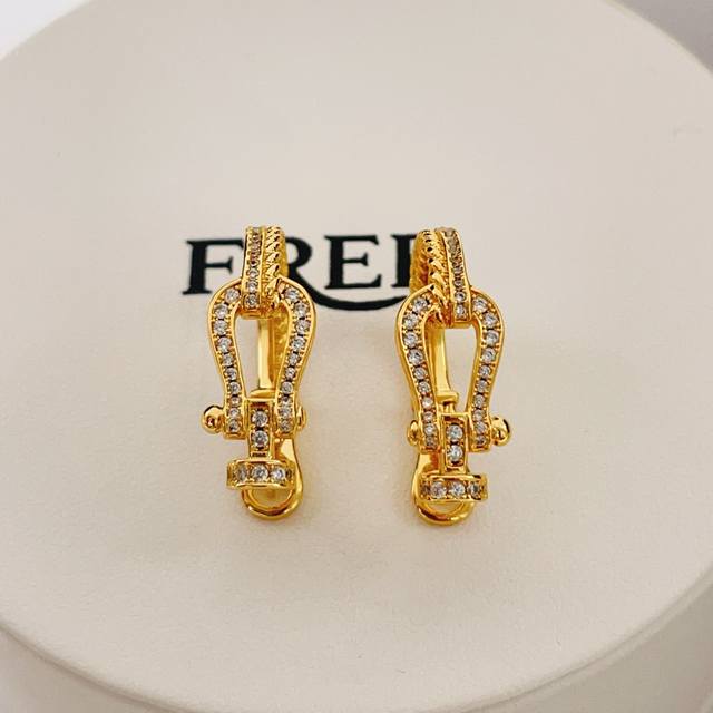 Fe003 Frde最新款金色镶钻马蹄扣耳钉 一致Zp黄铜材质，非常的上镜设计很特别值得入手高级手工坊系列