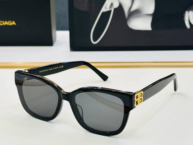 Balenciaga巴黎世家 Bb0102Sa Size：55口18-145 版型很特别的设计让人一眼爱上 超级百搭造型百搭时尚 B品质高超 DDD