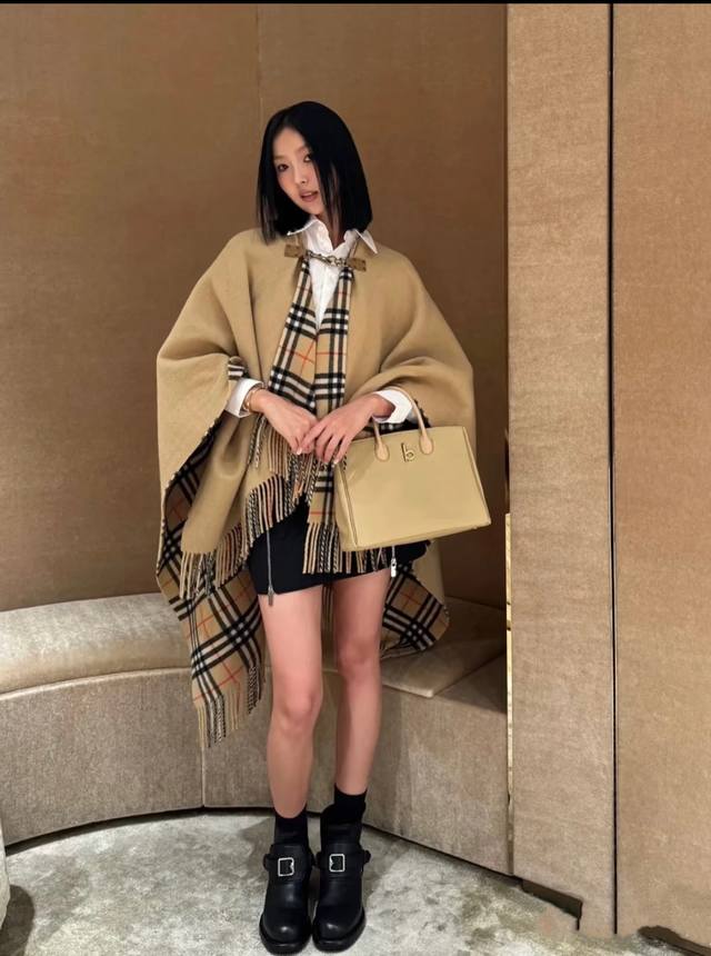 专柜官网同步发售！Burbery限量款羊毛斗篷披肩重磅！！满满的都是细节打造！！此款灵感源自品牌马术骑士，融入马术风格挂扣设计，是巴宝莉秋冬限量新款！添加标志性