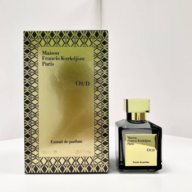 原单品质 DDD 吉安香水70Ml丝缎乌木香精版实拍现货 Mfk丝绸乌木香精版 DDD 一款层次丰富的香氛，宛如生丝，洋溢著细腻而对比鲜明的感性魅力。 DDD