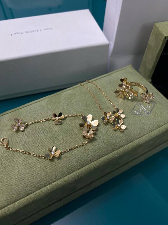 V金材质梵克雅宝Vca三叶草镶钻戒指 玫瑰金 银色 黄金色 DDD