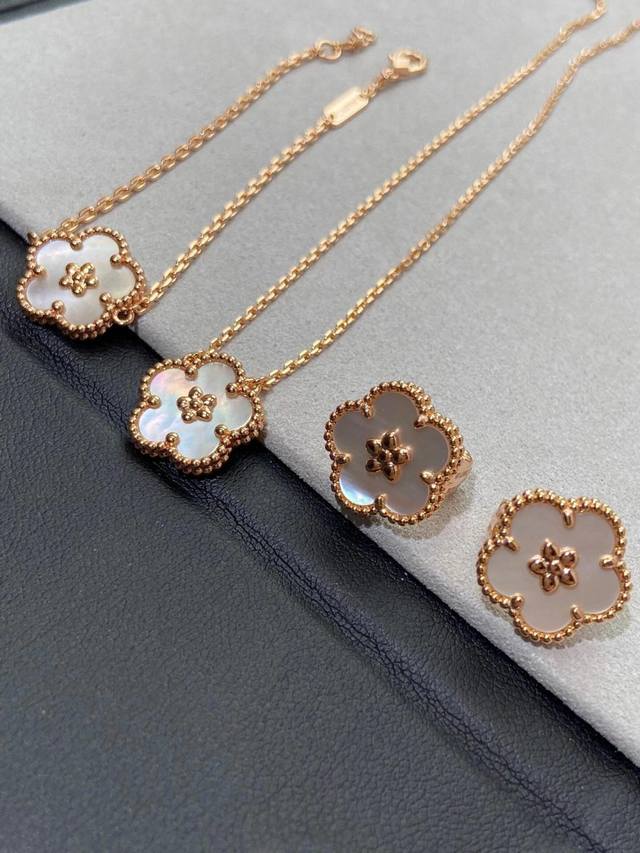 V金镀咪金梵克雅宝Vca梅花手链，有种仪态万千的小俏皮，梅花项链把独特和个性演绎到极致，点缀在手腕间，非常精致，春夏清新款，这款象征好运，以色彩提升造型的吸睛度