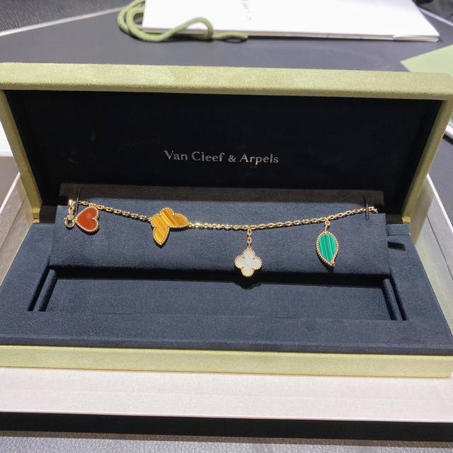 V金材质 Vca梵克雅宝Lucky手链，专柜买这款的人都在排队，买到都要看运气，因为它实在太美了，显色度超级好，华而不俗的色彩感，越显色的珠宝越显得高贵这款手链