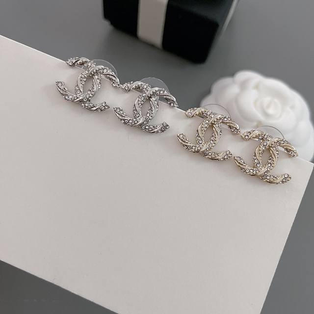 高品质 细节如图 香奈儿麻钻耳钉 金 银两色，古力娜扎同款经典款麻花施H洛水晶材质，一对耳钉起来86颗奥地利原产施H洛，收到货后自己感受下实物，且买且珍惜 DD