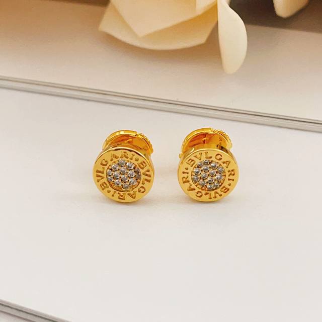 宝格丽Bvlgari最新款金色镶钻圆饼耳钉 一致Zp黄铜材质，非常的上镜设计很特别值得入手高级手工坊系列 DDD