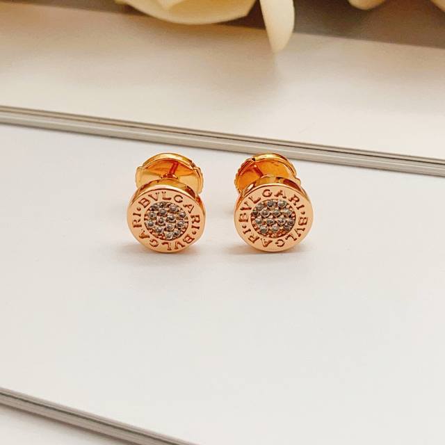 宝格丽Bvlgari最新款玫瑰金镶钻圆饼耳钉 一致Zp黄铜材质，非常的上镜设计很特别值得入手高级手工坊系列 DDD