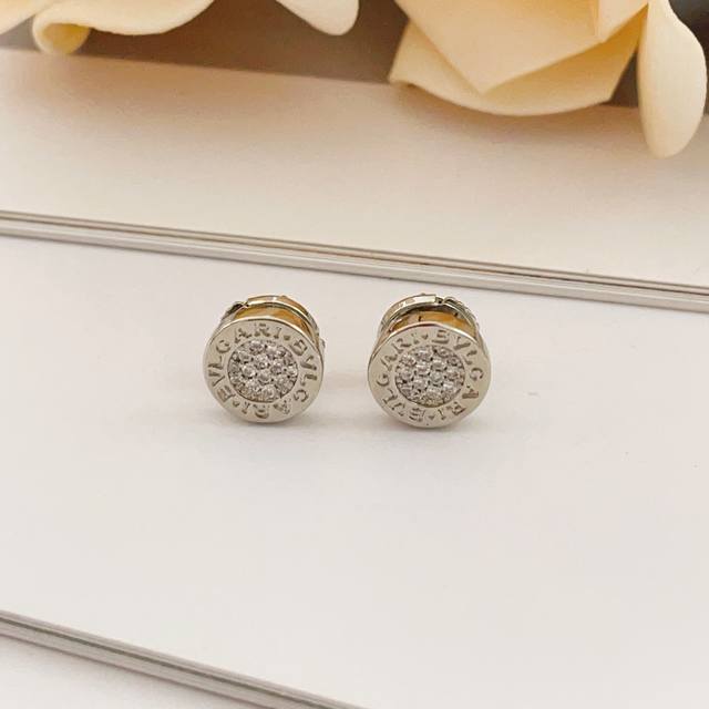 宝格丽Bvlgari最新款银色镶钻圆饼耳钉 一致Zp黄铜材质，非常的上镜设计很特别值得入手高级手工坊系列 DDD