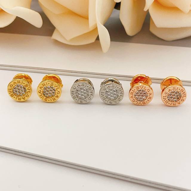 Be026金色 DDD Be027银色 DDD Be028玫瑰金 DDD 宝格丽Bvlgari最新款三色镶钻圆饼耳钉 一致Zp黄铜材质，非常的上镜设计很特别值得