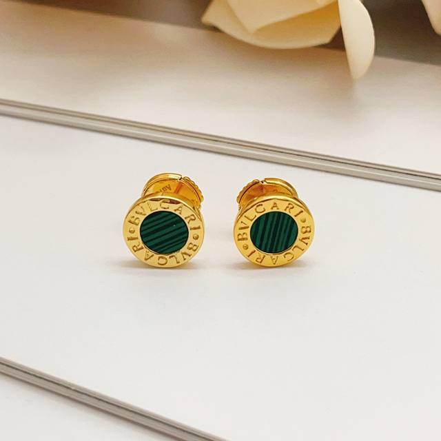 宝格丽Bvlgari最新款金色绿陶瓷圆饼耳钉 一致Zp黄铜材质，非常的上镜设计很特别值得入手高级手工坊系列 DDD