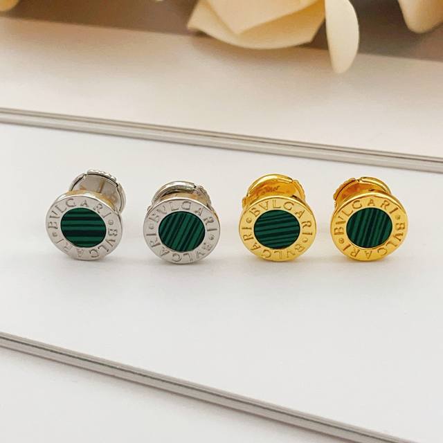 Be031银色 DDD Be032金色 DDD 宝格丽Bvlgari最新款两色绿陶瓷圆饼耳钉 一致Zp黄铜材质，非常的上镜设计很特别值得入手高级手工坊系列 DD