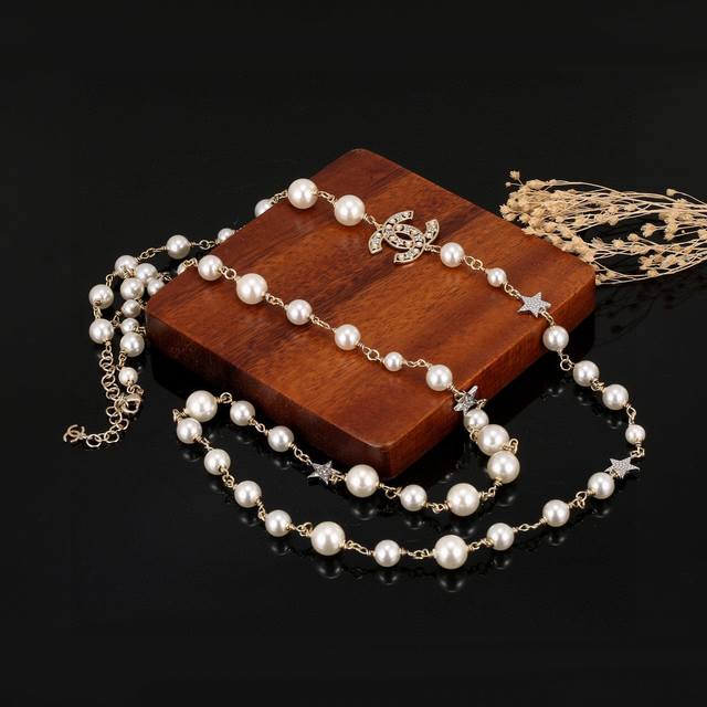 秋冬毛衣链香奈儿Chanel 毛衣链 可重叠配戴 小香 大小珍珠链 原单狠货 进出专柜无压力，代购级别 Ch Nel 香奈儿经典喷砂质感 原版金 珍珠毛衣链，这