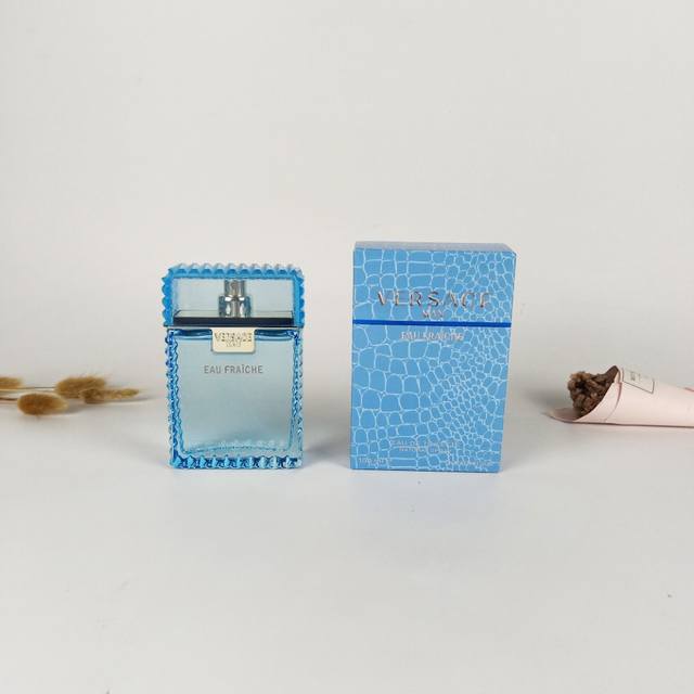 原单品质 DDD 实拍 DDD Versace 范思哲绅情 云淡风轻男士香水 Ml Edt持久淡香水 DDD 香调：木质水生调 DDD 前调：杨桃、柠檬、玫瑰木