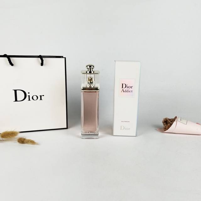 原单品质 DDD 实拍 DDD 迪奥粉色魅惑清新淡香水 Edt Ml DDD 香 调 甜美花果香调 DDD 前 味 柑橘、葡萄柚、柳橙、佛手柑 DDD 中 味