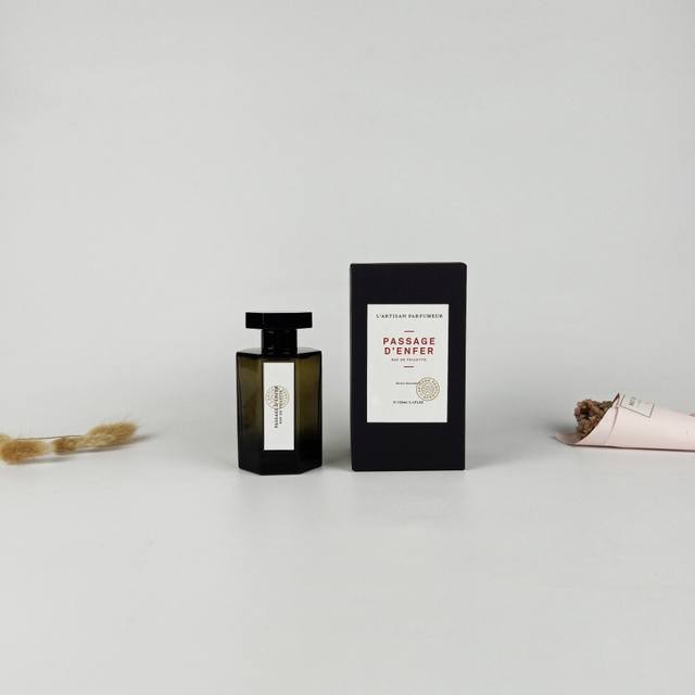 原单品质 DDD 实拍 DDD 阿蒂仙L'artisan Parfumeur香水 Ml DDD 阿蒂仙冥府之路 DDD 单听名字，有种阴森神秘感。盲撸的一瓶，其