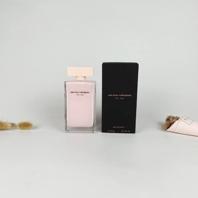 原单品质 DDD 实拍 DDD 纳西素香水粉色 Ml，这款香水的特别在于不同于其他街香，很小众的香，有点别致，但又很温柔，不是很冲，没有刺鼻的感觉，很惊喜，给人