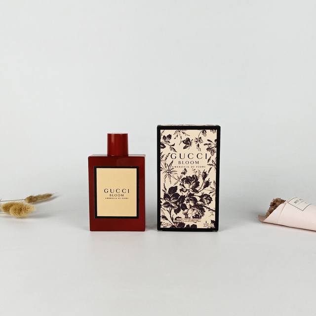 原单品质 DDD 实拍 DDD 古驰Gucci限量版红瓶Bloom繁花香水 Ml，，Gucci的这款绽放香水，第一眼便吸引到我。瓶身是娇媚的粉白色系 大气干净。