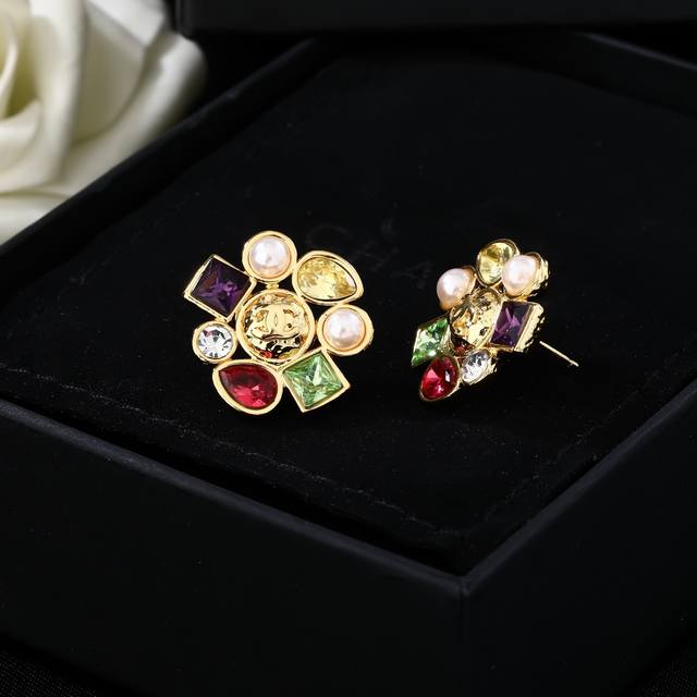 小香奈儿新款耳环 每一个细节做工非常精细 这款设计非常美轮美奂 这款真的超级美超级仙 精致小姐姐必备 DDD