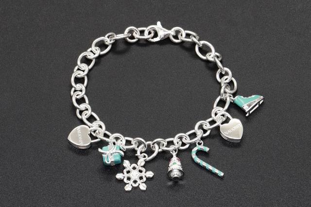 Tiffany蒂芙尼圣诞礼物 DDD 今年的圣诞礼物种好草了吗？这款俏皮可爱的圣诞元素组合手链、俘获女神心的满分礼物 P DDD