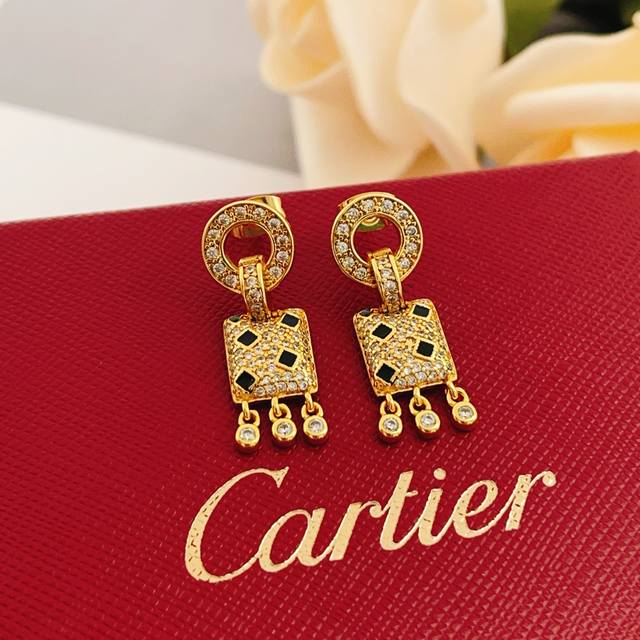 Cartie*最新款卡地亚金色流苏豹子耳钉 一致Zp黄铜材质，非常的上镜设计很特别值得入手高级手工坊系列 DDD