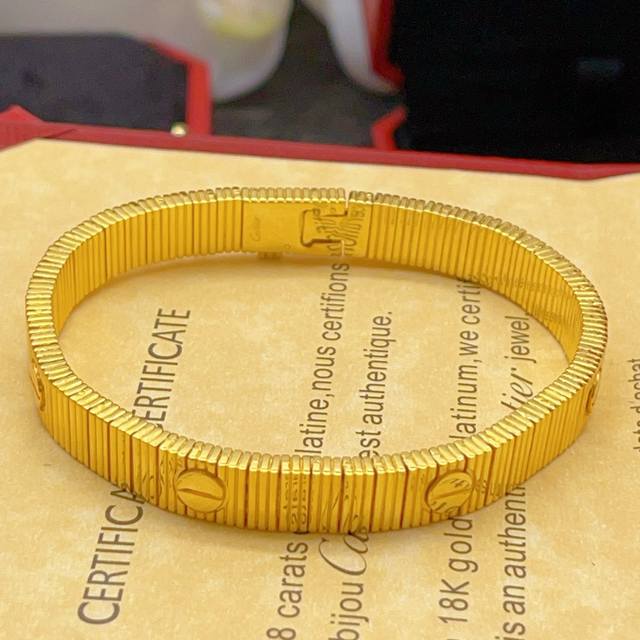 大小尺寸 码 :16、17、18、19 DDD Cartie*卡地亚最新款金色手链 一致Zp黄铜材质，非常的上镜设计很特别值得入手高级手工坊系列 DDD