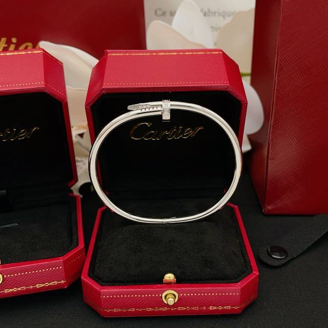 大小尺寸:17码，19码 DDD Cartie*卡地亚最新款银色镶钻钉子手镯 一致Zp黄铜材质，非常的上镜设计很特别值得入手高级手工坊系列 DDD