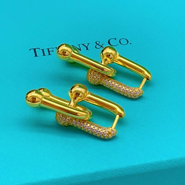 Tiffany*蒂芙尼最新款 U型金色耳钉 一致Zp黄铜材质，非常的上镜设计很特别值得入手高级手工坊系列 DDD