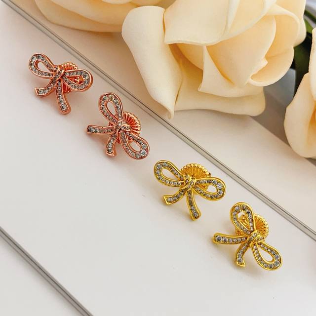 Ge017玫瑰金 DDD Ge018金色 DDD Graff格拉芙最新款两色镶钻蝴蝶结耳钉 一致Zp黄铜材质，非常的上镜设计很特别值得入手高级手工坊系列 DDD