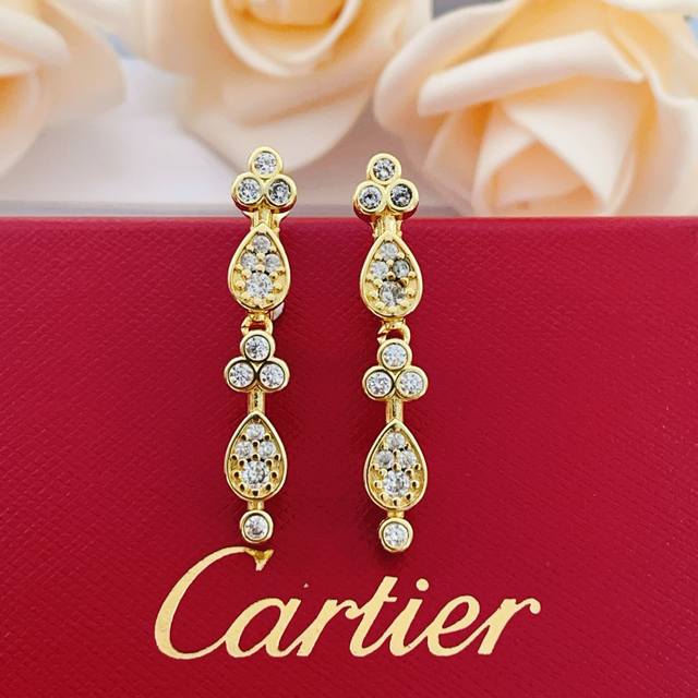 Cartie*最新款卡地亚金色流苏叶片耳钉 一致Zp黄铜材质，非常的上镜设计很特别值得入手高级手工坊系列 DDD