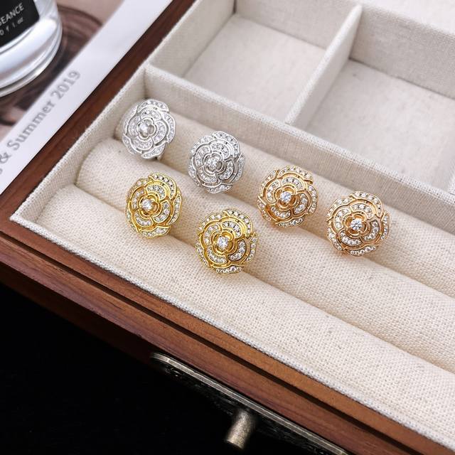 香奈儿香奶奶Bouton De Camelia山茶花耳环～满镶钻Camelia系列奢华珠宝款，香家的山茶花不只是一朵花，它是灵感之源，极富曲线的美感，塑造出动人