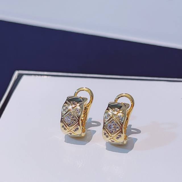 让高级感充斥整个夏天 DDD 高级珠宝香奈儿Coco Crush系列一直都是备受欢迎的。 DDD 特别是耳环戴上后简直高级感满满 DDD 耳环是菱格纹的图案设计