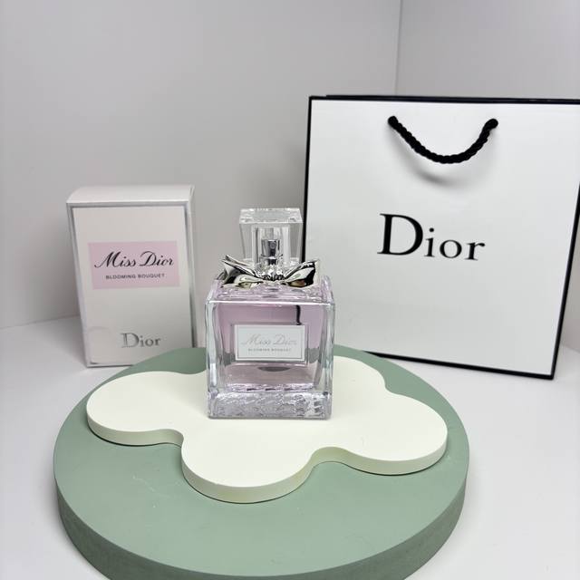 原单品质 DDD 花漾甜心香水 DDD 规格: Ml DDD 香调：花香调 DDD 前调：柑橘味 DDD 中调：牡丹 大马士革玫瑰 DDD 后调：广麝香 白麝香