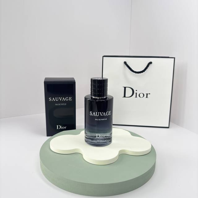 原单品质 DDD 迪奥旷野男士香水～ DDD Ml DDD 后调有点甜，充满成熟男人的味道， DDD 喜欢中性香的人应该也会很爱。 DDD 迪奥矿野男士香精，喷