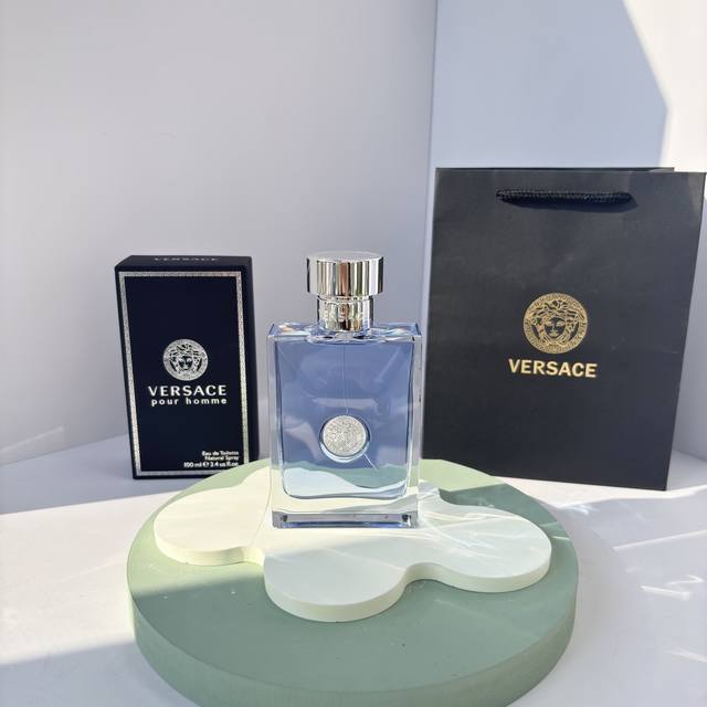 原单品质 DDD 范思哲同名男士淡香水｜ DDD 夏日白衣少年感斩女香！ DDD “是海风与阳光交织的味道啊！” DDD 终于等到这款 **Versace范思哲