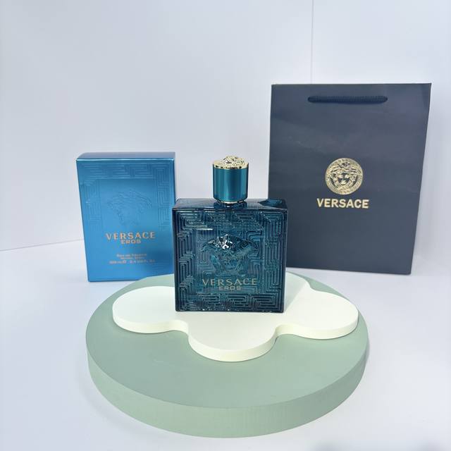 原单品质 DDD Versace｜Eros爱神之水 DDD 香调：馥奇香调 DDD 前调：薄荷 苹果 柠檬 DDD 中调：零陵香豆 老鹳草 降龙涎香醚 DDD